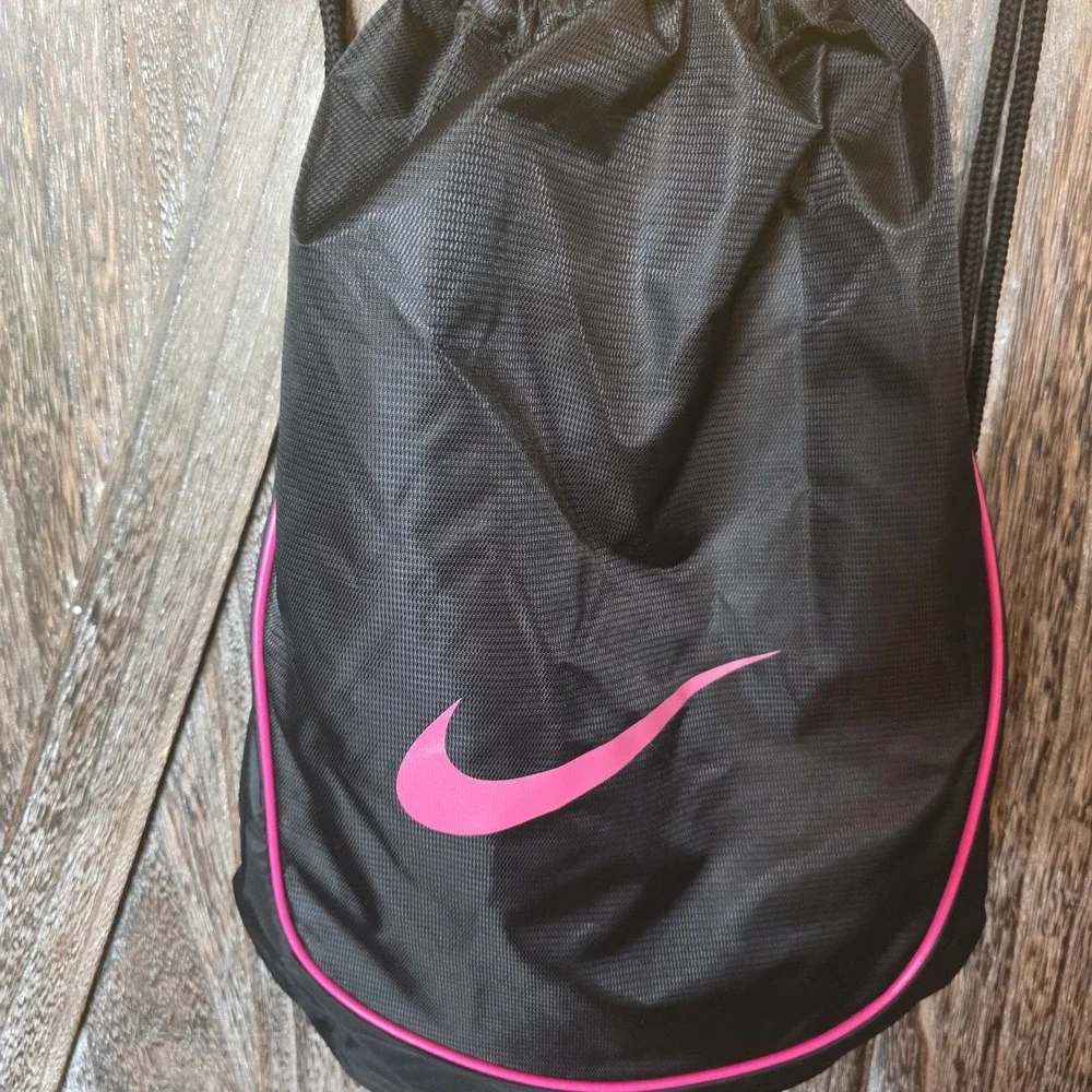 Nike Gym Bag Training Lightweight Backpack Drawstring Closure Adjustable Nylon